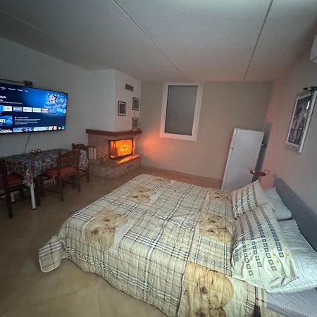 Private Room With Independent Entrance อาร์กอเร ภายนอก รูปภาพ